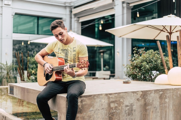 Photo full length of man playing guitar