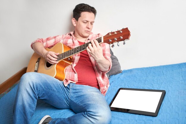 Foto lunghezza intera di un uomo che suona la chitarra