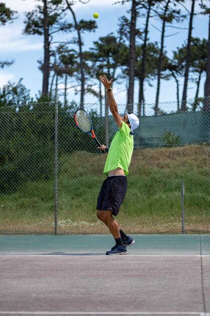 Photo full length of man playing soccer