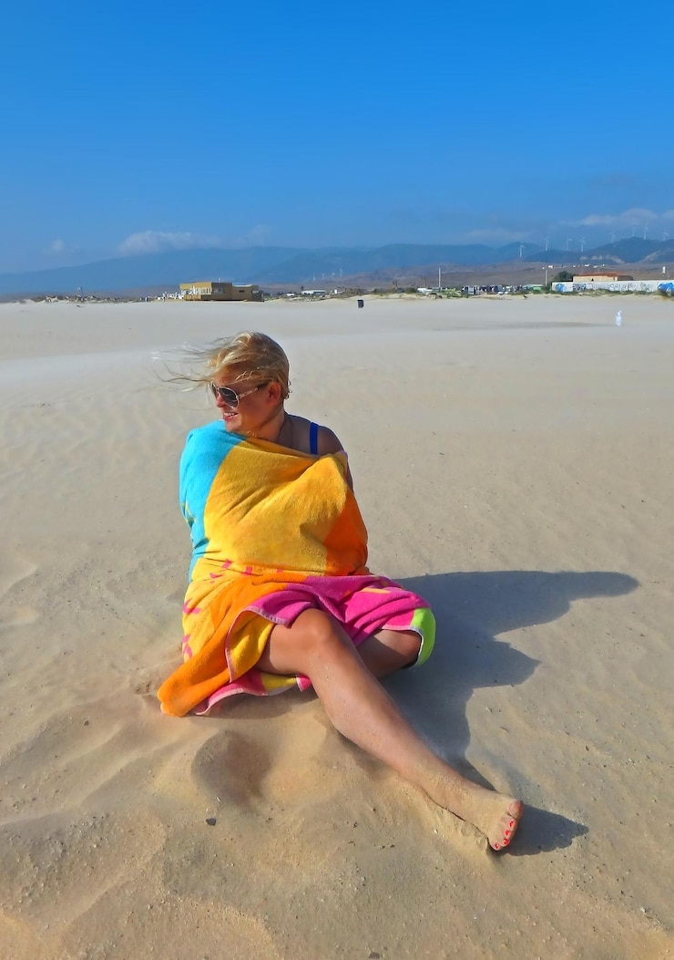 Photo full length of man relaxing on sand at beach against sky