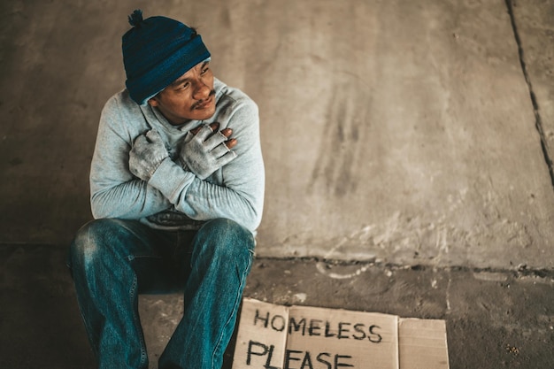 Photo full length of man sitting against wall