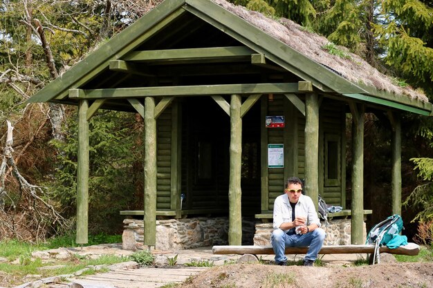 Photo full length of man sitting outdoors