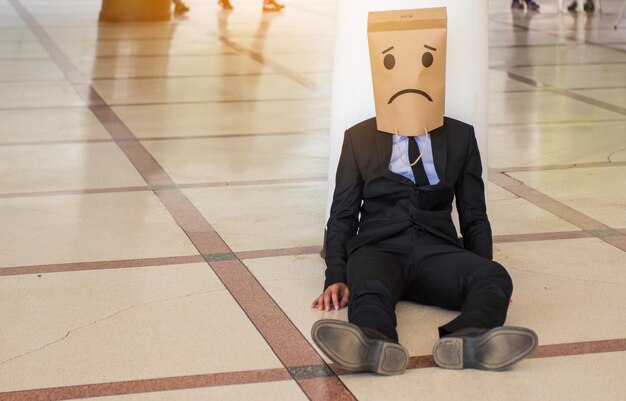 Photo full length of man sitting on tiled floor