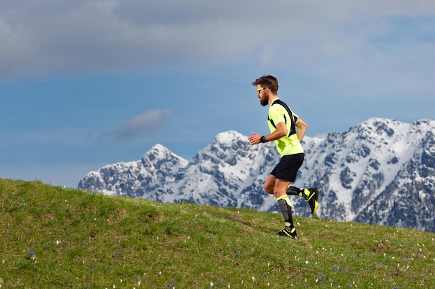 Foto lunghezza completa di un uomo che fa skateboard sulla montagna contro il cielo