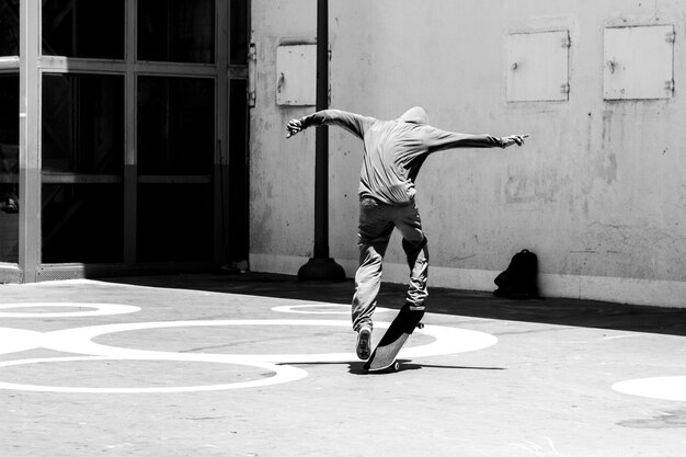 Photo full length of man skateboarding on wall