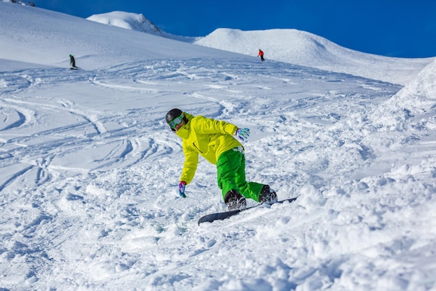 Lunghezza intera di un uomo che scia in montagna durante l'inverno