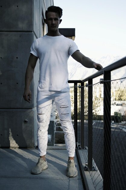 Photo full length of man standing against railing