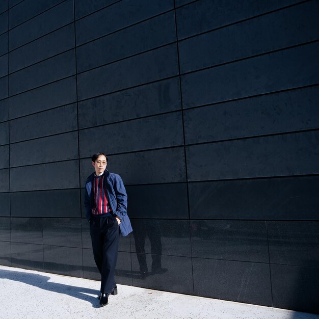 Photo full length of man standing against wall