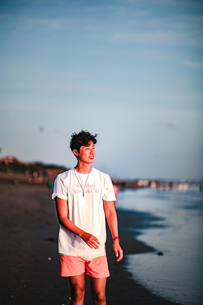 Foto lunghezza intera di un uomo in piedi sulla spiaggia