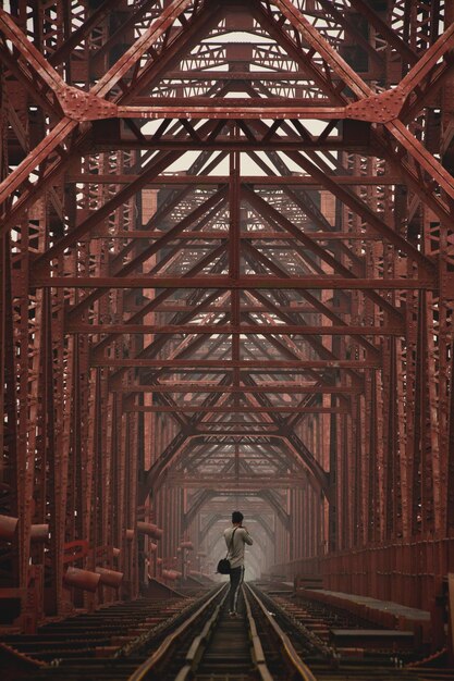 Photo full length of man standing on bridge