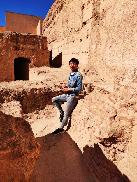 Photo full length of man standing by rock