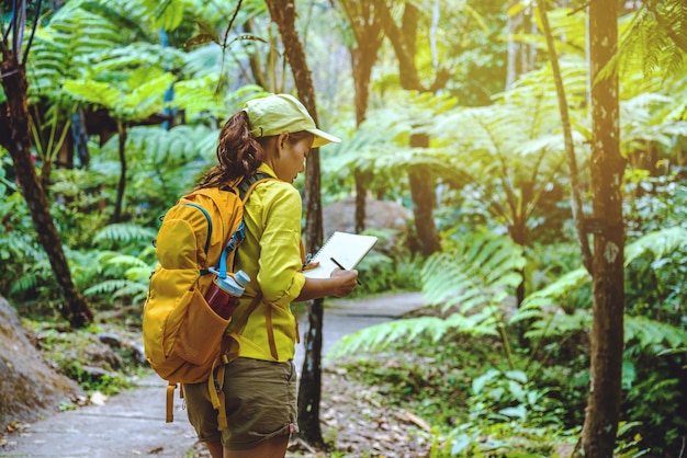 Photo full length of man standing in forest