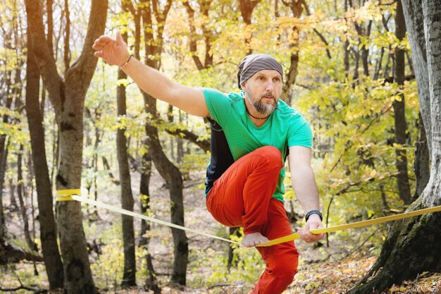 Foto lunghezza intera di un uomo in piedi nella foresta