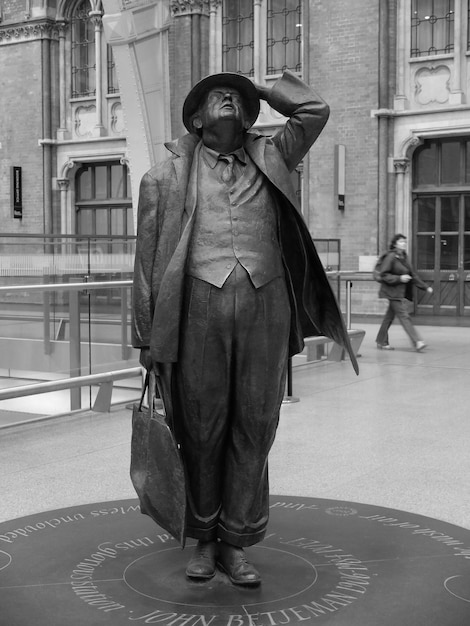 Photo full length of man standing in front of building