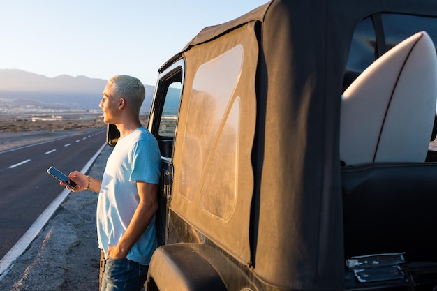 Photo full length of man standing on mobile phone