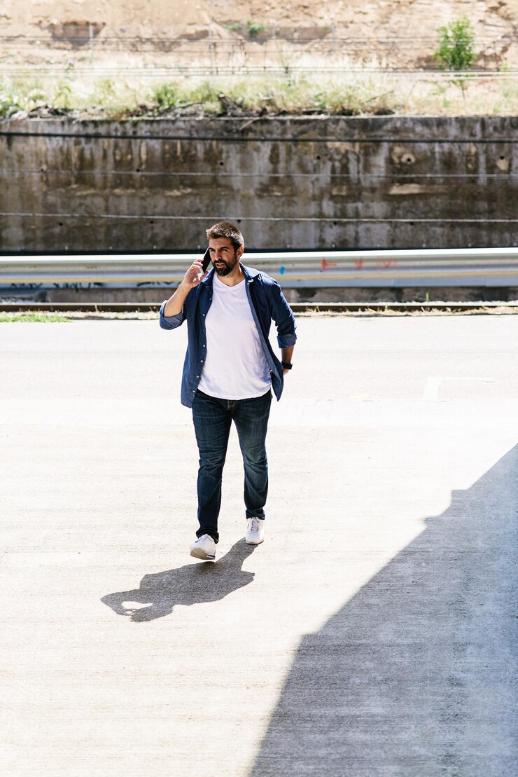 Photo full length of man standing on mobile phone