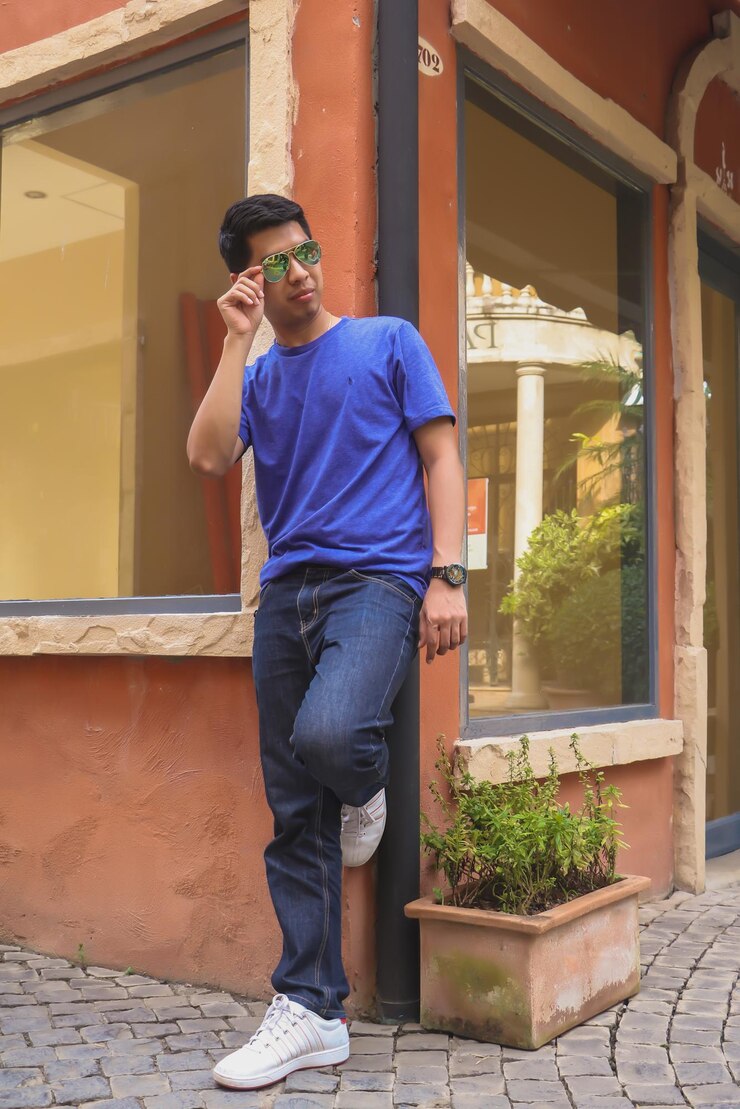 Photo full length of man standing outside building