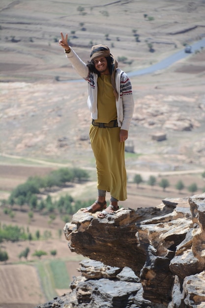 Photo full length of man standing on rock