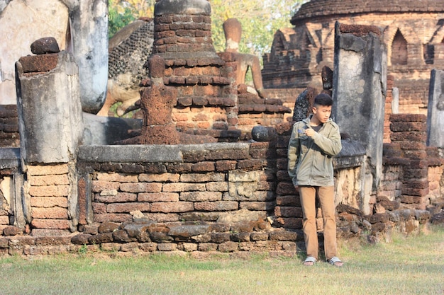 Photo full length of a man standing in a temple