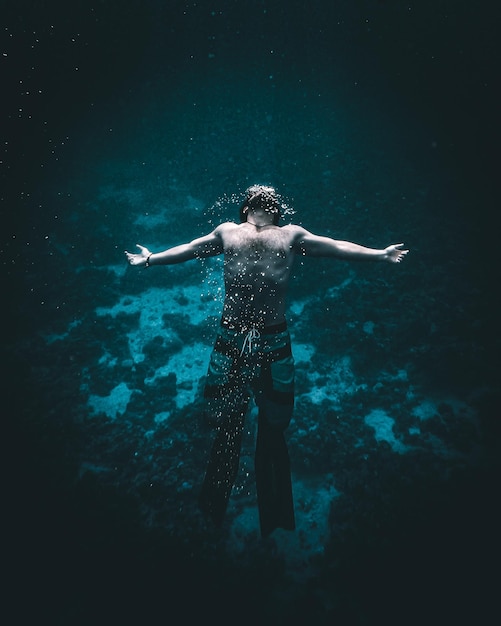 Photo full length of man swimming in sea