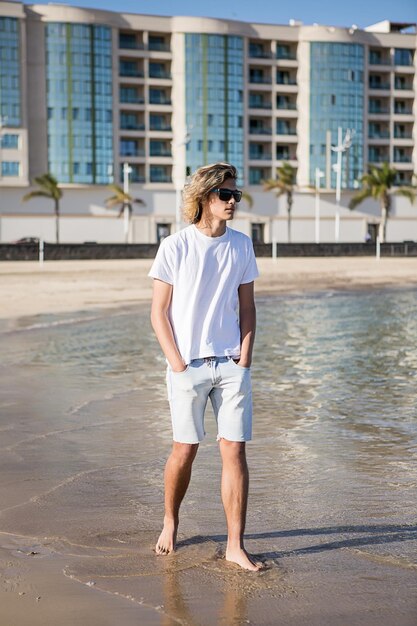 Photo full length of man walking at beach