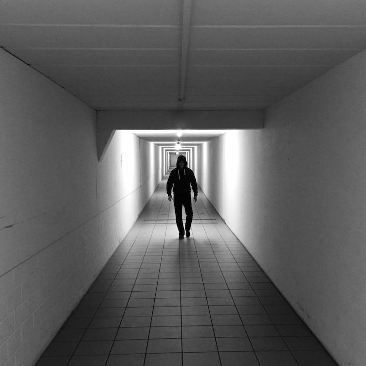 Photo full length of man walking in corridor