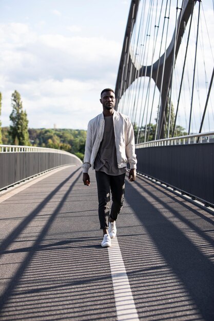 Photo full length of man walking on footbridge