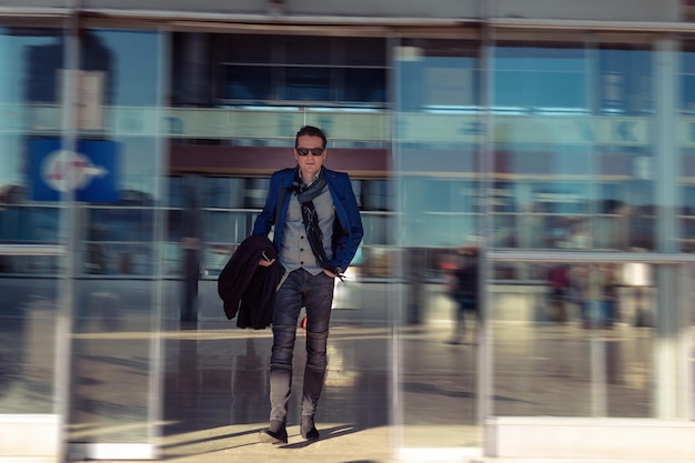 Foto lunghezza completa di un uomo che cammina sulla piattaforma della stazione ferroviaria