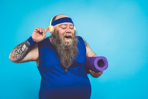 Photo full length of man wearing hat against blue background