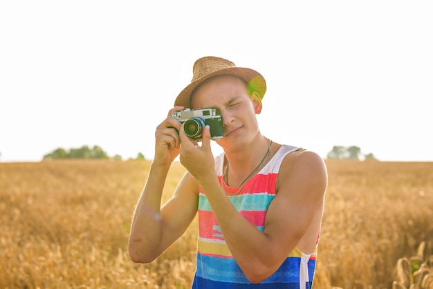 Photo full length of man wearing hat standing on field