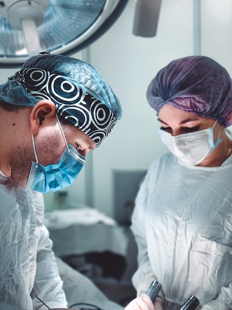 Foto lunghezza intera di un uomo che indossa una maschera