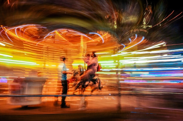 Photo full length of man with light trails in city at night