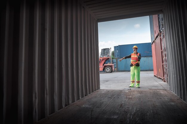 Photo full length of a man working