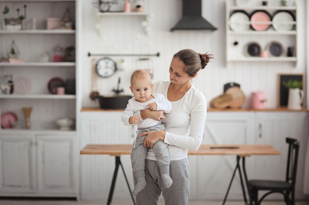 Photo full length of mother and woman at home