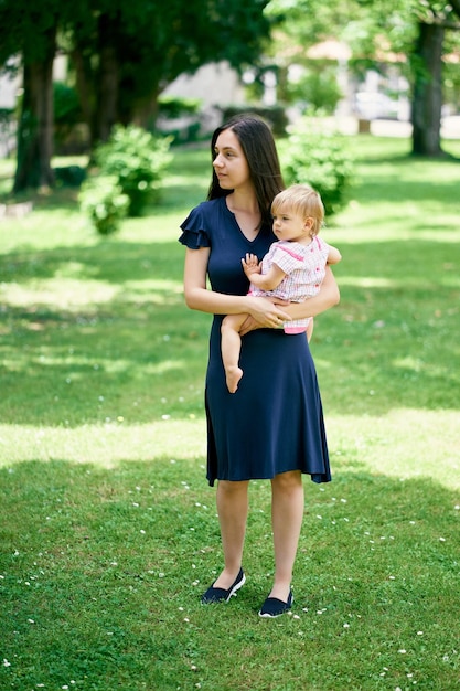 写真 フィールドに立っている女の子の全長