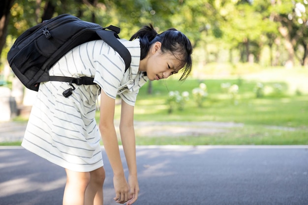 사진 도로에서 우산을 들고 있는 소녀의 전체 길이