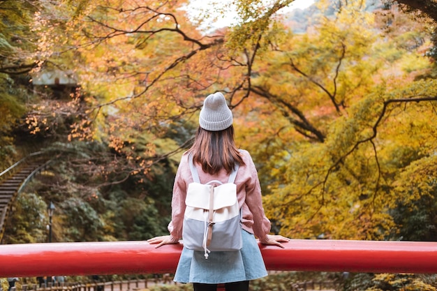 写真 秋の木を持った女性の全長