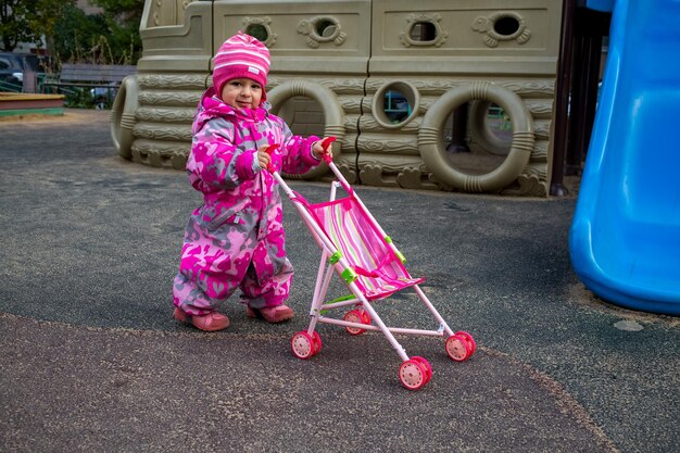 写真 路上でおもちゃで遊ぶ男の子の全長