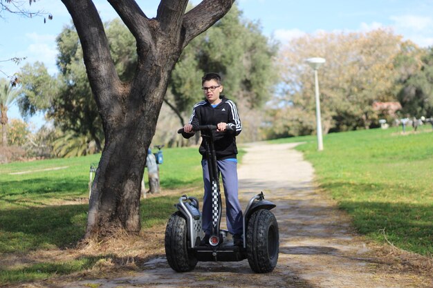 写真 公園でセグウェイに乗っている男の子の全長