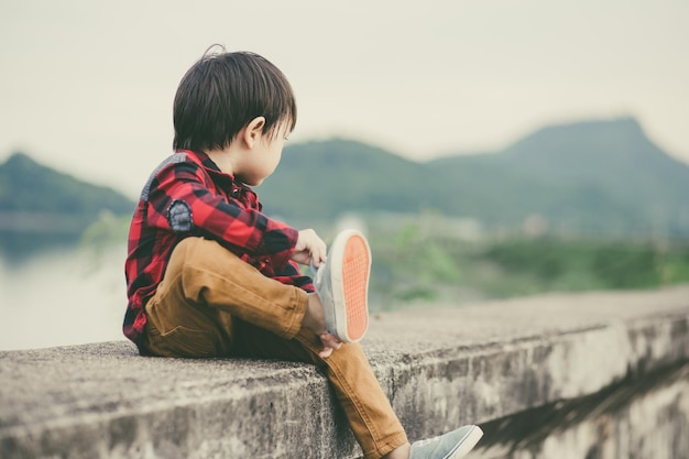 写真 山の上に座っている男の子の全長