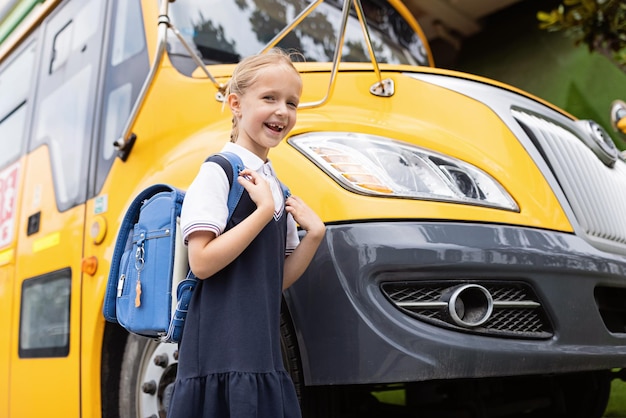 写真 車に乗っている男の子の全長