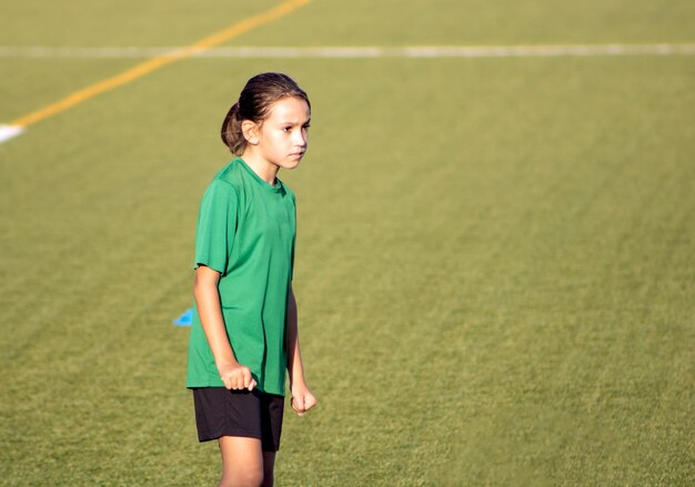 写真 フィールドに立っている男の子の全長