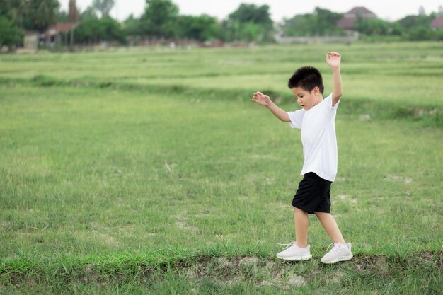 写真 陸上に立っている男の子の全長