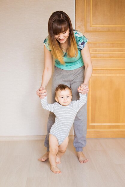 写真 家の床に横たわっている可愛い赤ちゃんの長さ