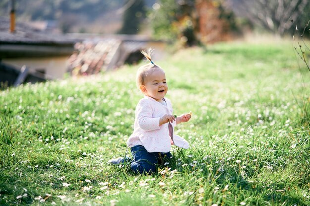 写真 フィールドで可愛い赤ちゃんの全長