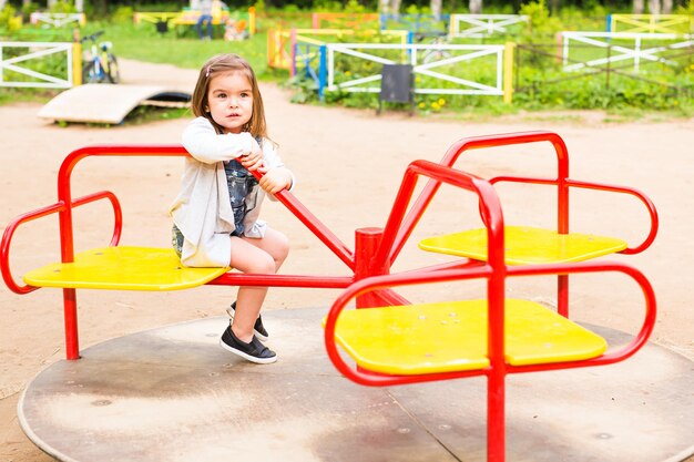 写真 椅子に座っているかわいい女の子の全長