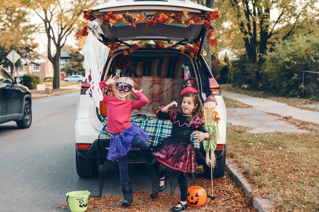 写真 秋に道路に座っている女の子の全長