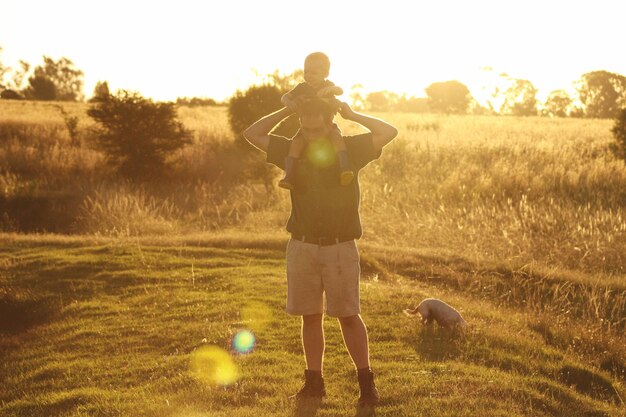 写真 空に向かってフィールドでボールを握っている男の全長