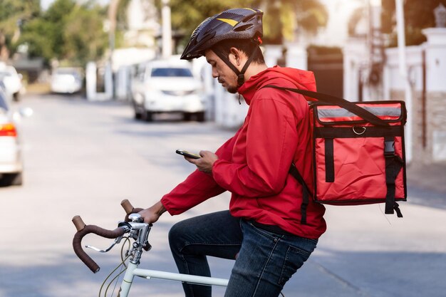 写真 街で自転車に乗っている男の全長