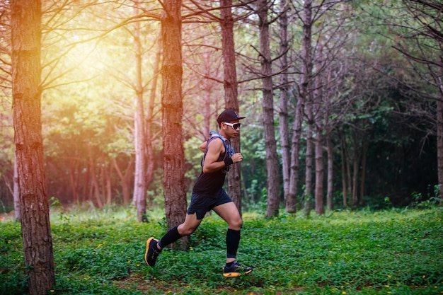 Фото Полная длина человека, бегущего в лесу